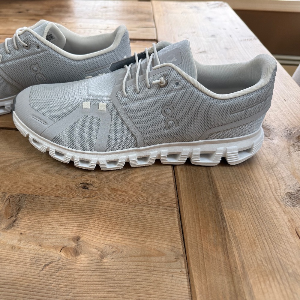 BRAND new /Never worn MENS OnCloud sneaker